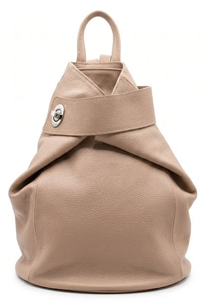 Mochila grande de mujer en cuero nude, diseño urbano y cierre metálico plateado.
