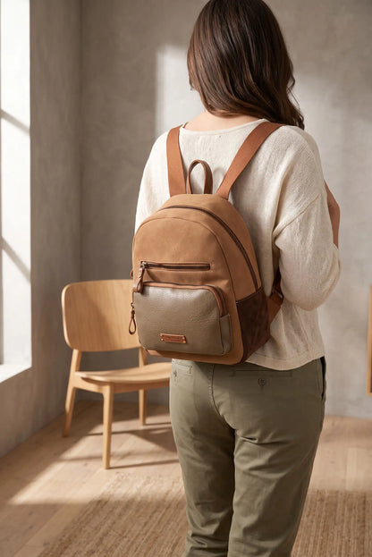 Mujer de espaldas luciendo una mochila marrón de piel y tela con diseño moderno.