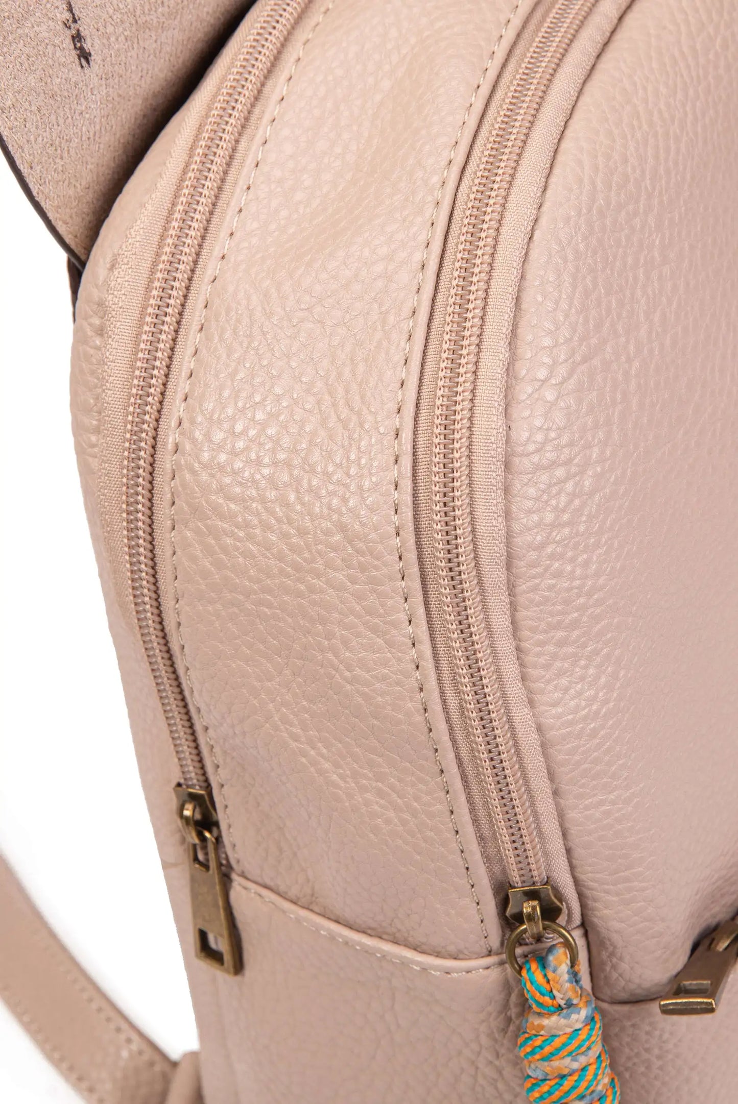 Mochila beige texturizada con cremalleras y detalle de cordón multicolor, ideal para moda femenina y complementos.