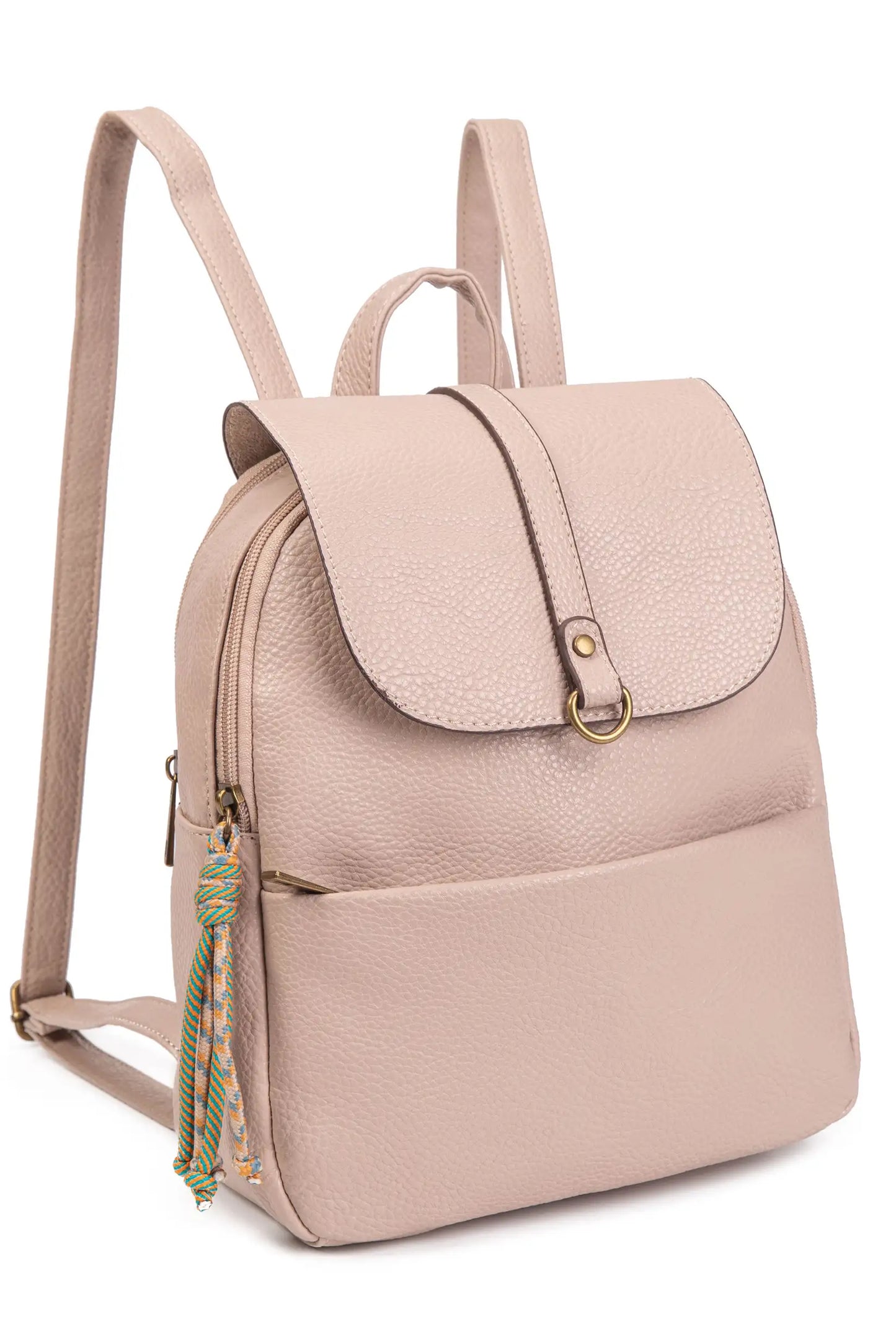 Mochila rosa palo para mujer con textura, cierre metálico y tassel colorido, ideal para moda diaria y complementos.