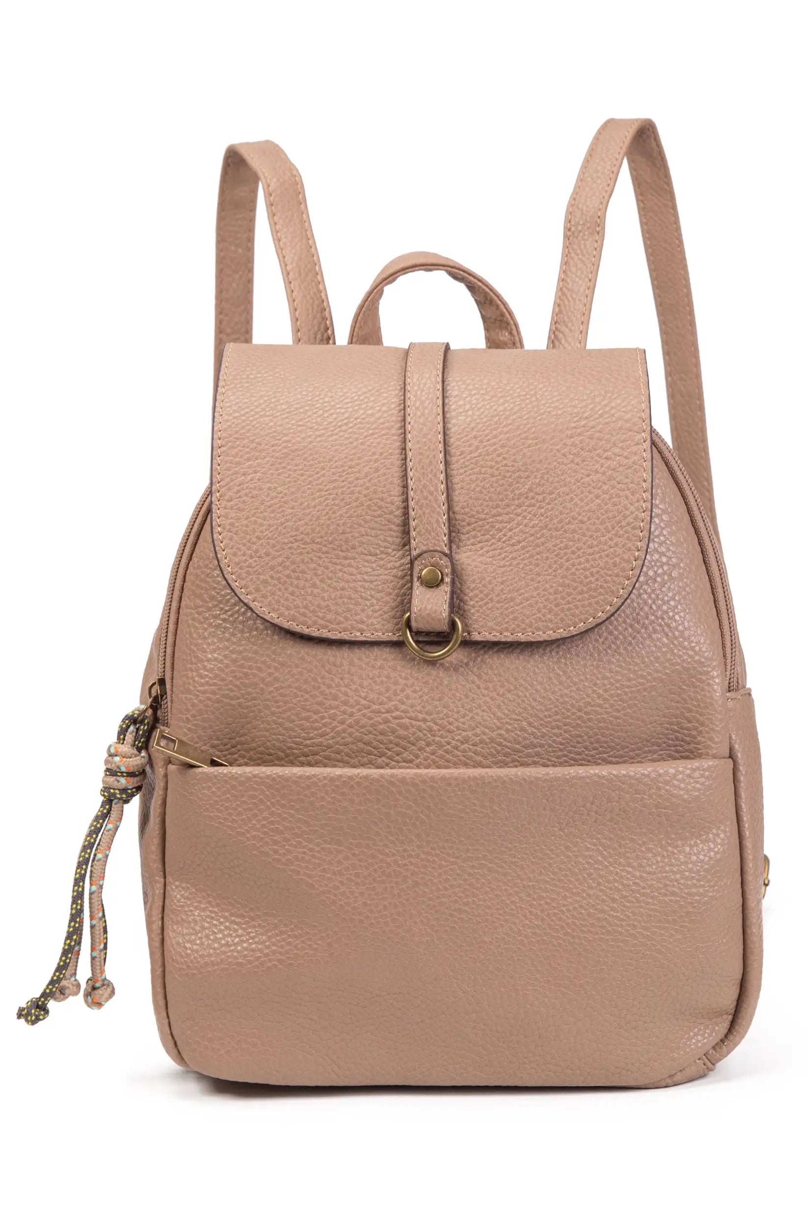 Mochila mujer beige textura piel, con cierre metálico y cordón decorativo, ideal para moda femenina y complementos.