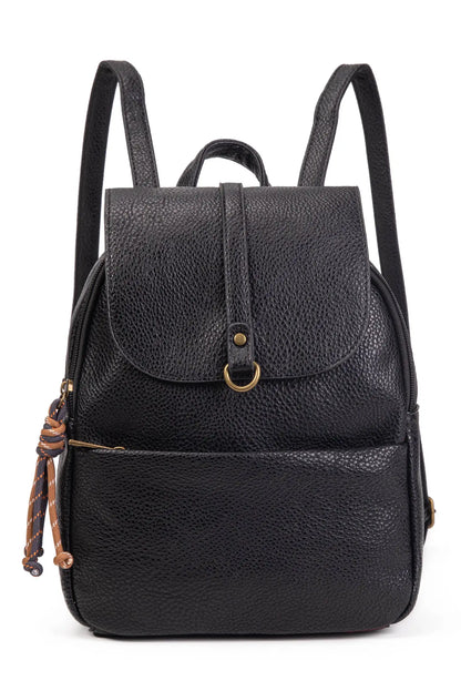 Mochila negra de piel con textura, detalles dorados y cordón decorativo. Ideal para moda femenina y complementos.
