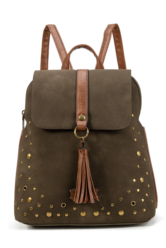 Mochila mujer verde oliva con tachuelas doradas y borla, ideal para moda femenina y complementos
