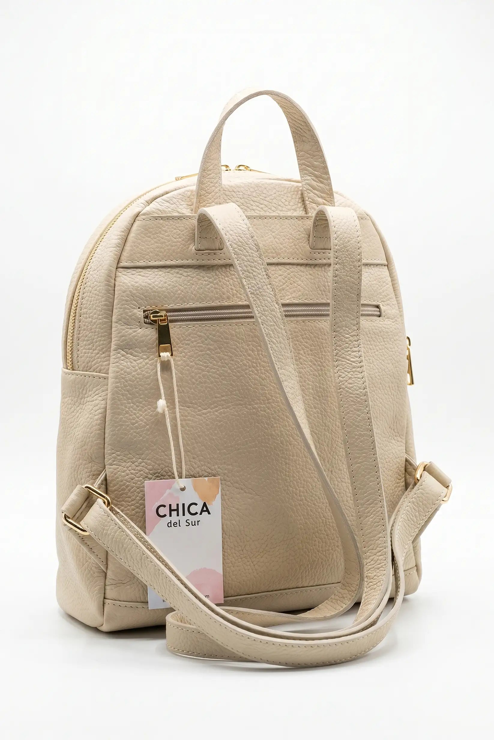 Mochila urbana de mujer en cuero beige con tirantes ajustables y cierre dorado
