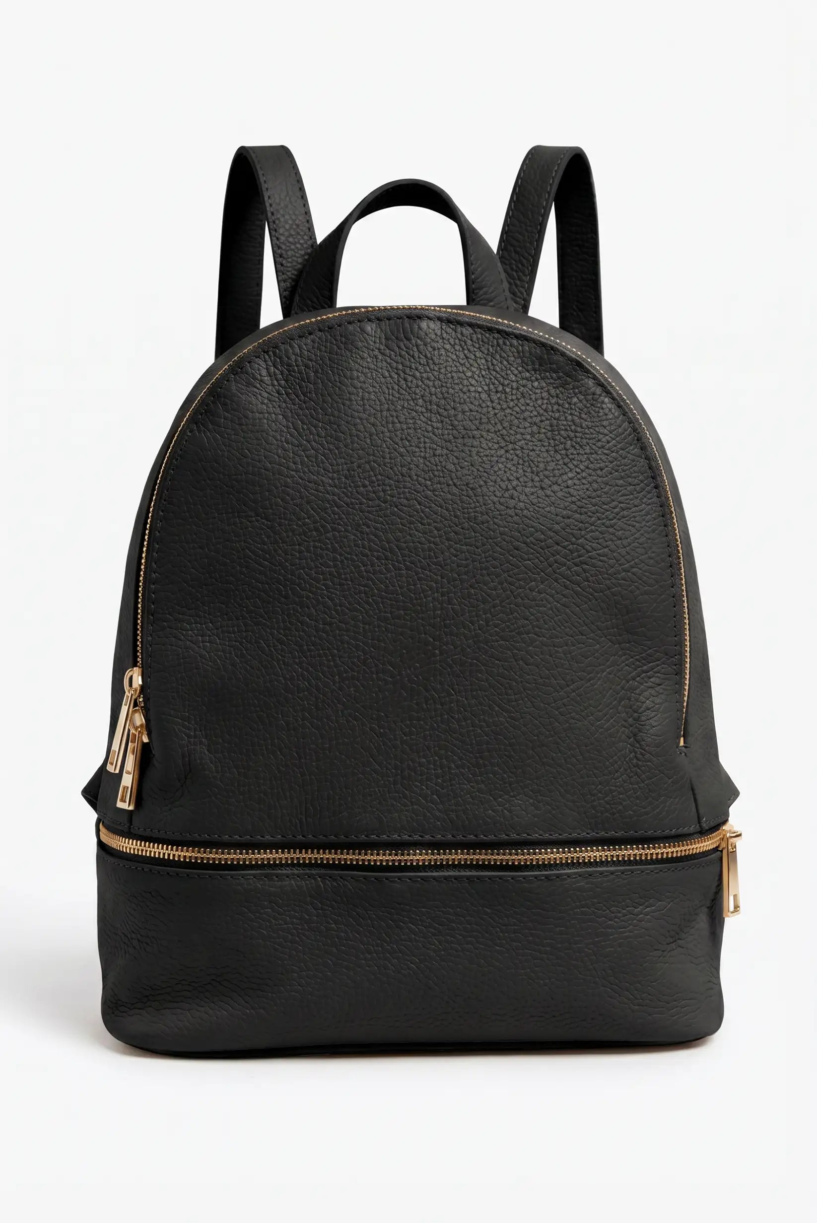Mochila urbana de mujer en cuero negro con cremalleras doradas, diseño minimalista.