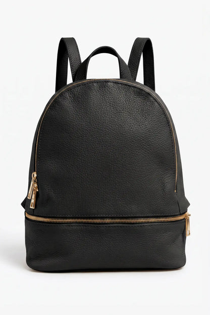Mochila urbana de mujer en cuero negro con cremalleras doradas, diseño minimalista.