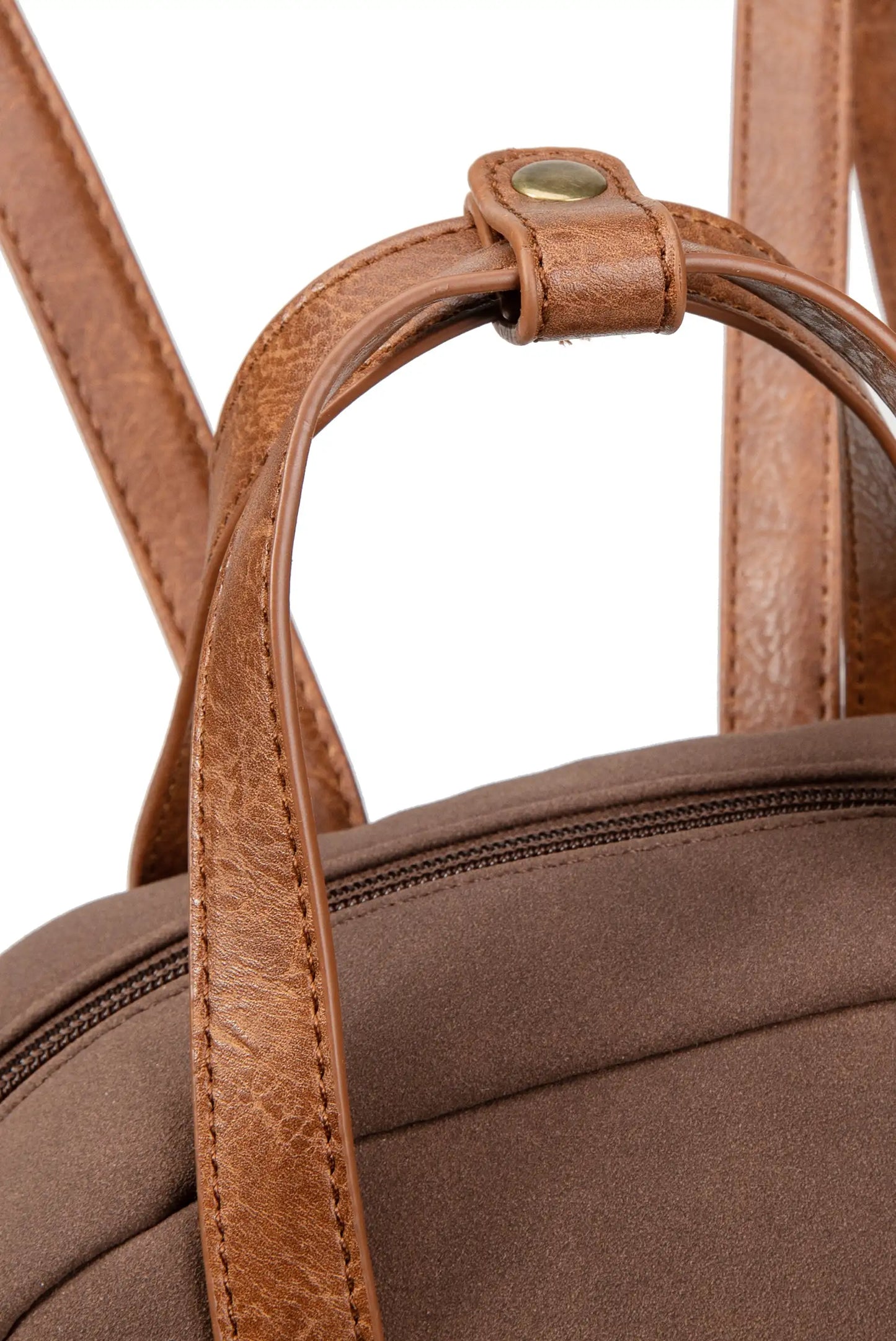 Bolso marrón con asas de cuero y cierre de cremallera, ideal para moda femenina y complementos