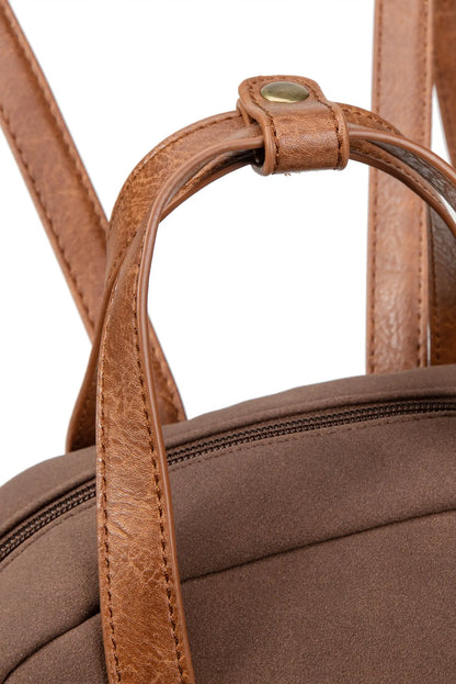 Bolso marrón con asas de cuero y cierre de cremallera, ideal para moda femenina y complementos