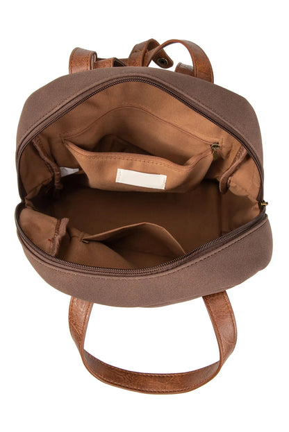 Mochila marrón con interior organizado, bolsillos y cremalleras, ideal para mujer