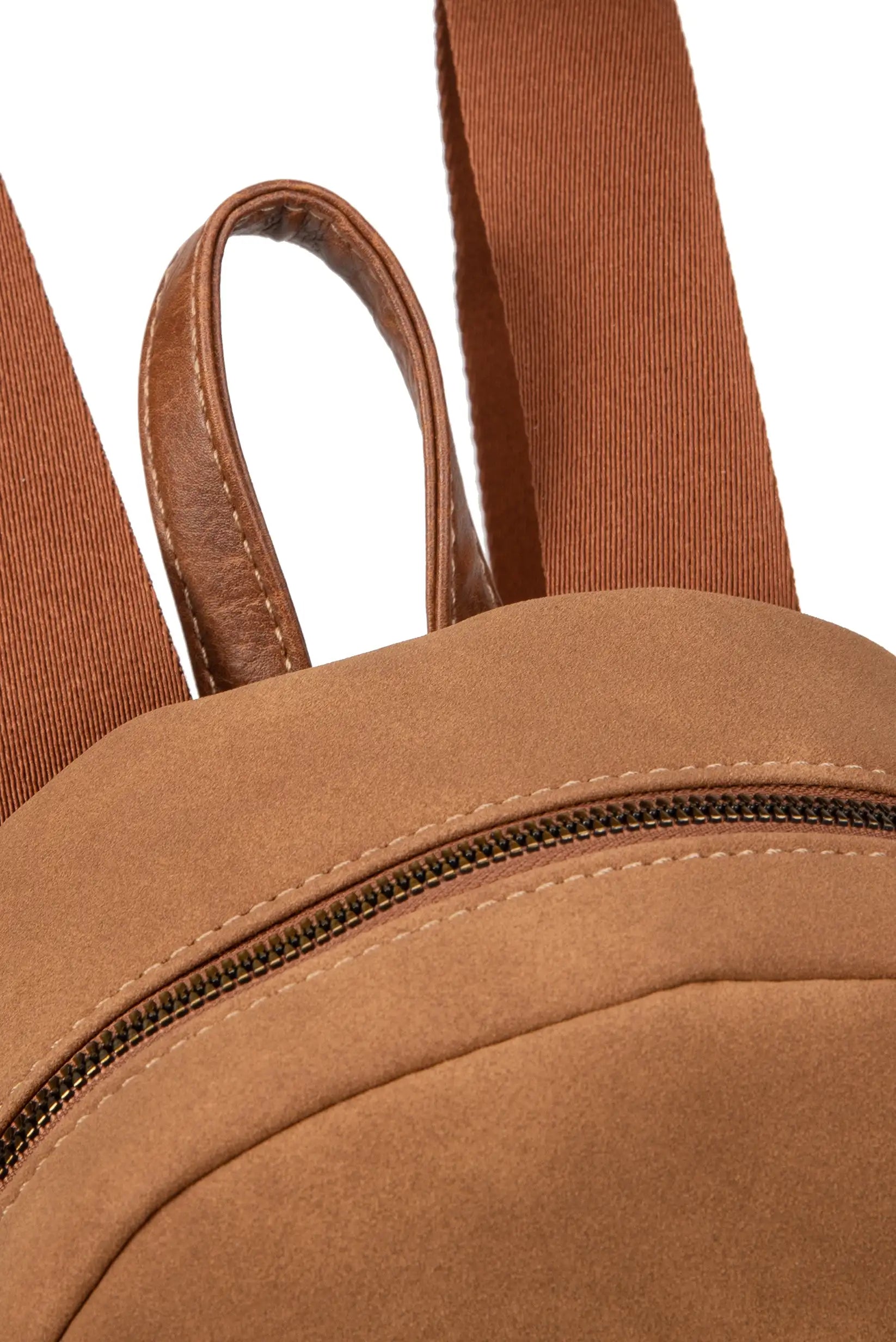 Mochila marrón con cremallera y asas de cuero sintético, ideal para mujer. Detalle de costuras y textura suave.