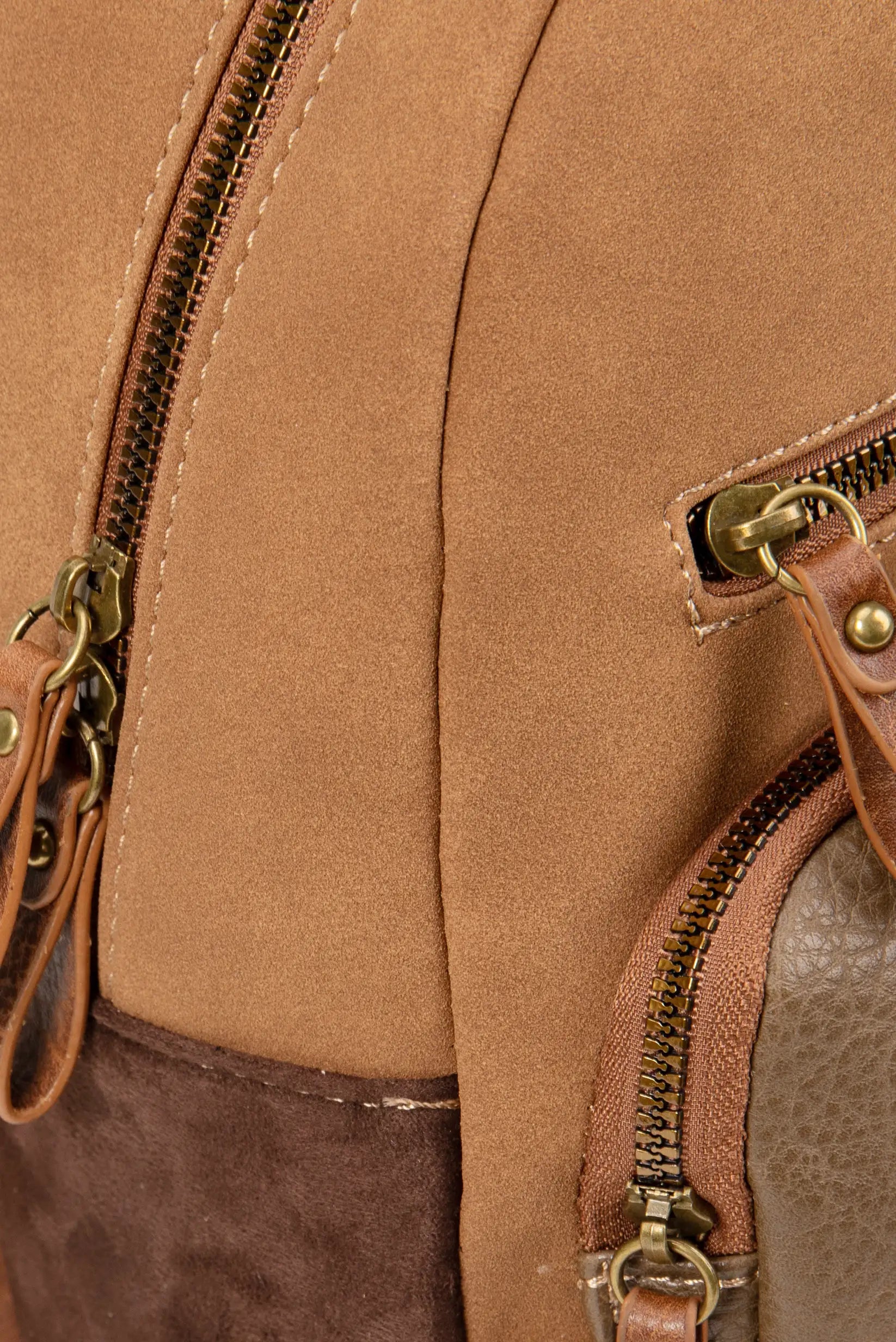 Bolso marrón con cremalleras doradas y detalles en cuero, ideal para moda femenina