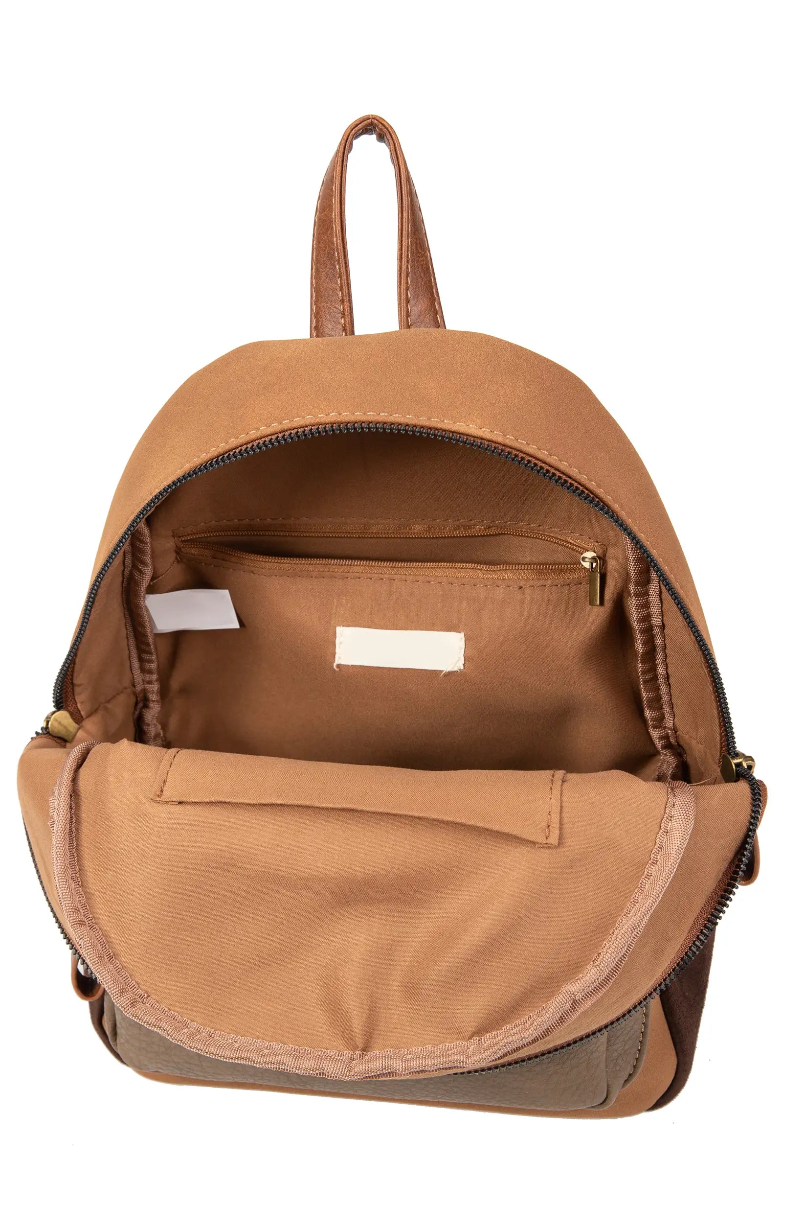 Mochila marrón con interior espacioso y detalles de cremallera, ideal para moda femenina y complementos.