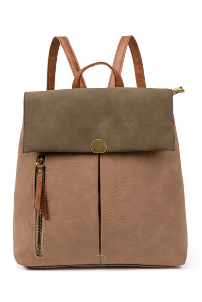 Mochila mujer en tonos marrones y verde oliva, con cierre metálico y bolsillo frontal. Ideal para moda femenina y complementos.