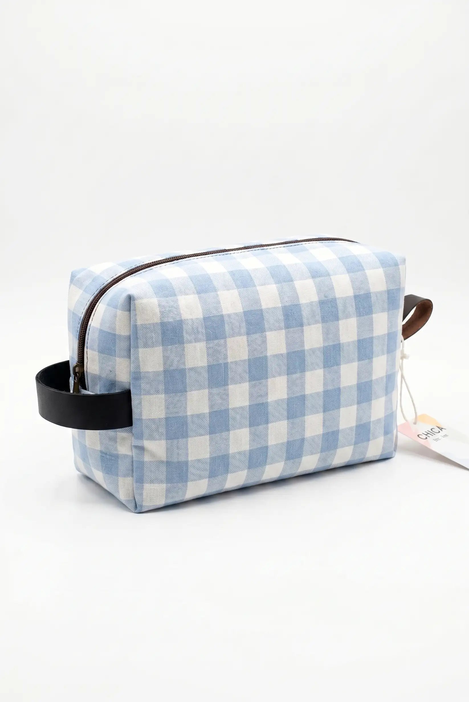 Neceser de tela con estampado de cuadros vichy azul claro y blanco, cremallera y asa lateral