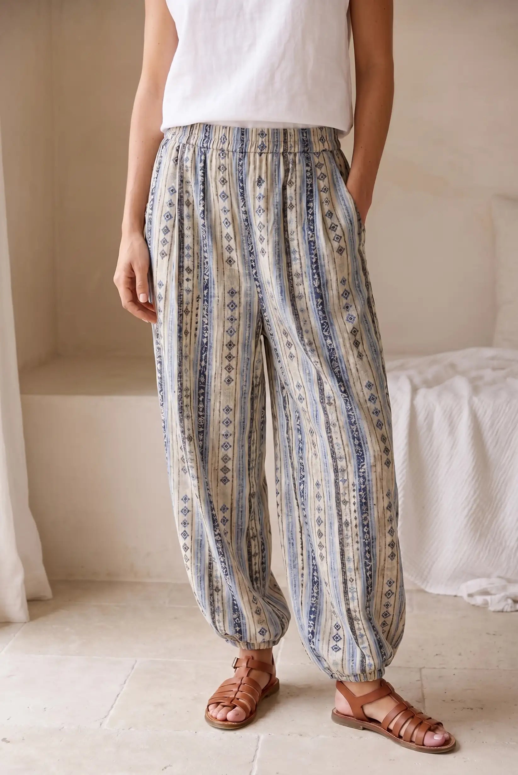 Pantalón bombacho largo mujer estampado étnico azul y beige, estilo casual
