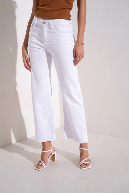 Pantalón blanco flare de mujer, tiro alto, estilo casual primavera, con sandalias