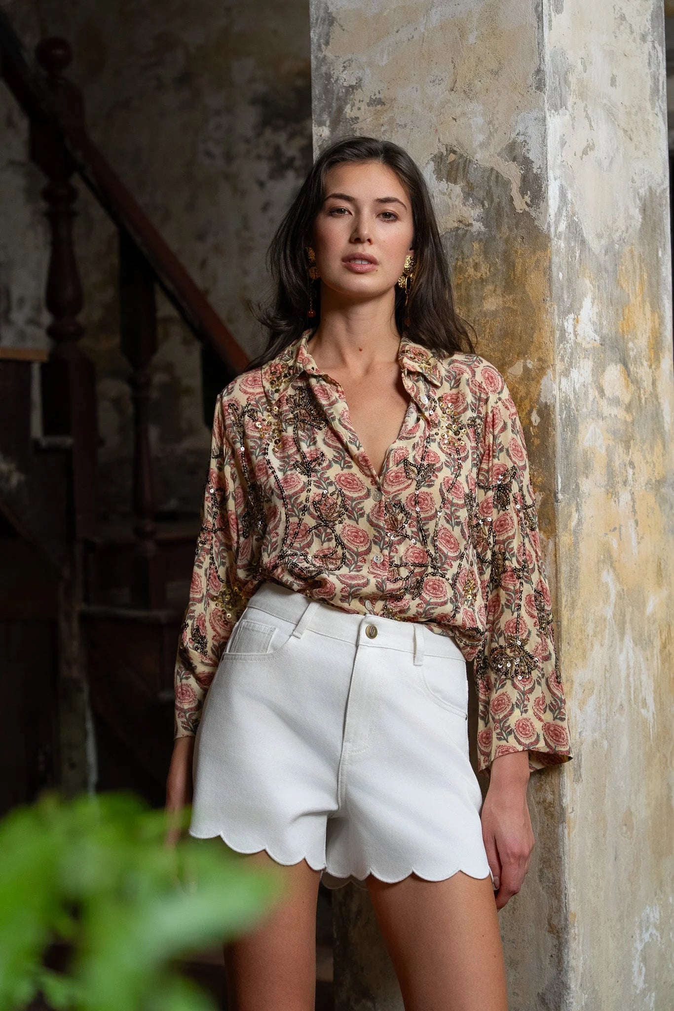 Pantalón Corto Blanco Mujer con Bajo Ondulado