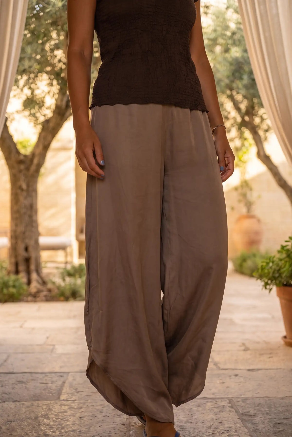 Pantalones anchos de lino marrón con top ajustado, ideal para moda femenina cómoda y elegante en verano