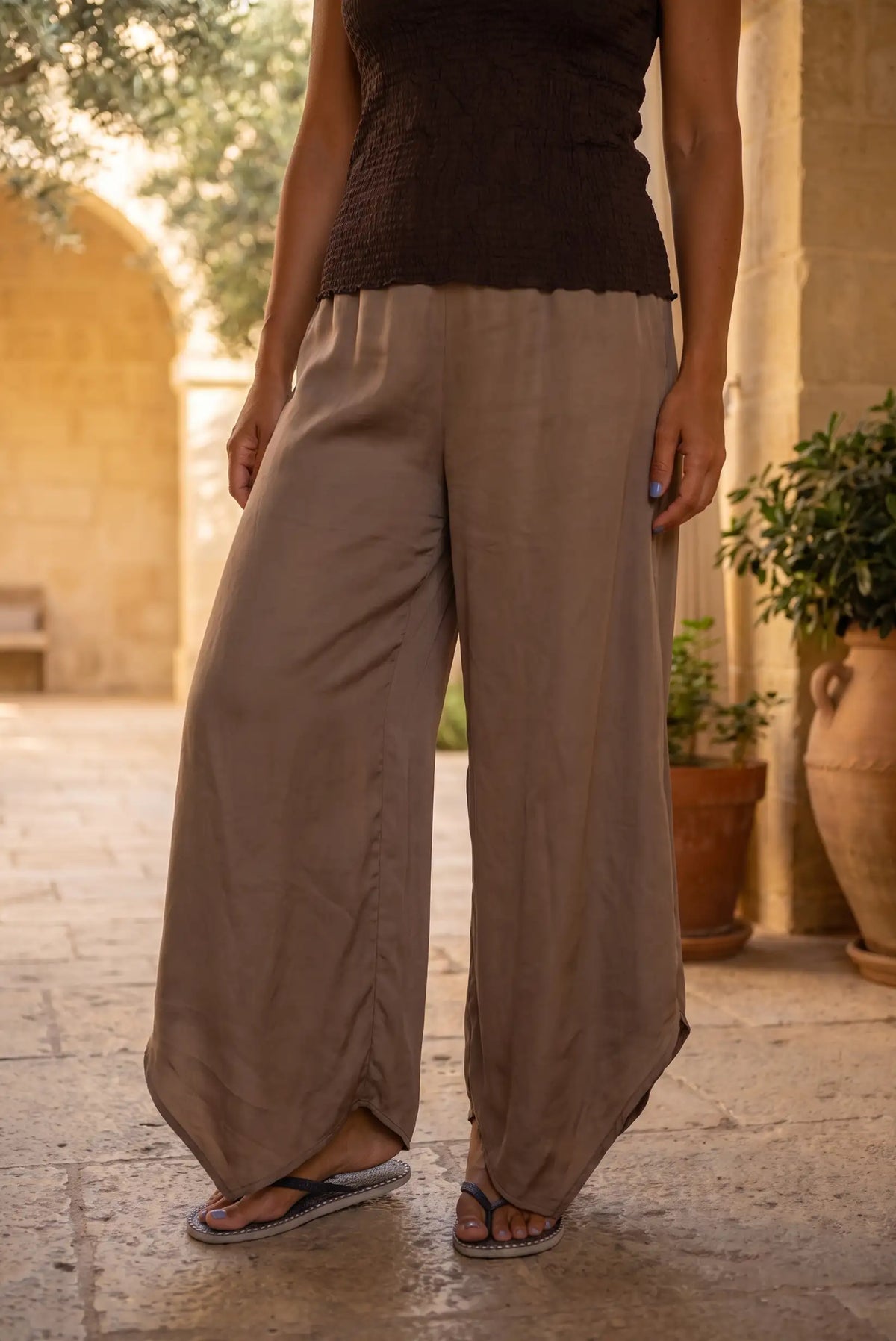Pantalones anchos de moda femenina en tono tierra, ideales para looks veraniegos y cómodos. Complemento perfecto para estilos urbanos y relajados.