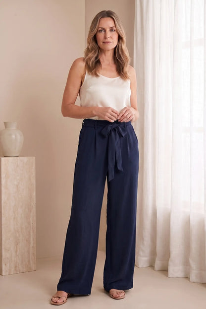 Pantalones anchos azul marino con cinturón, ideales para looks casuales y estilosos