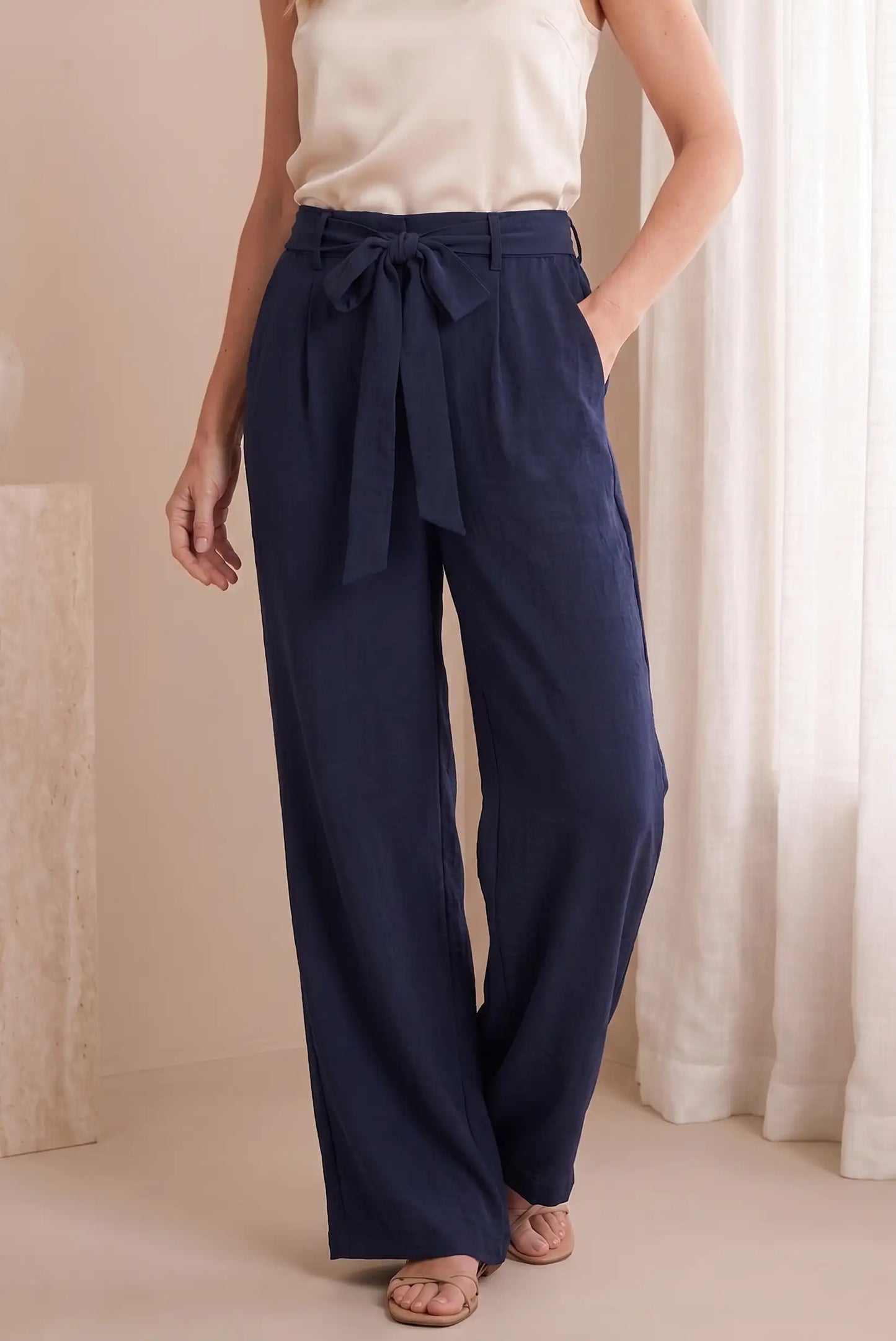 Pantalones anchos azul marino con cinturón lazo, ideales para looks casuales y estilosos