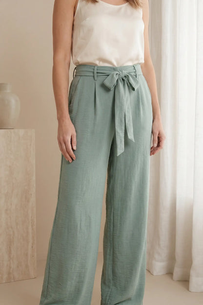Pantalones anchos verdes con cinturón lazo, ideales para looks casuales y estilosos