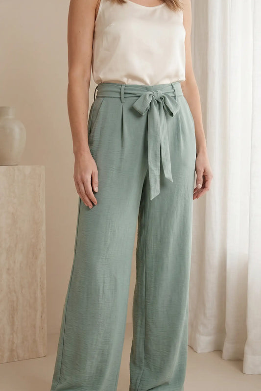 Pantalones anchos verdes con cinturón lazo, ideales para looks casuales y estilosos