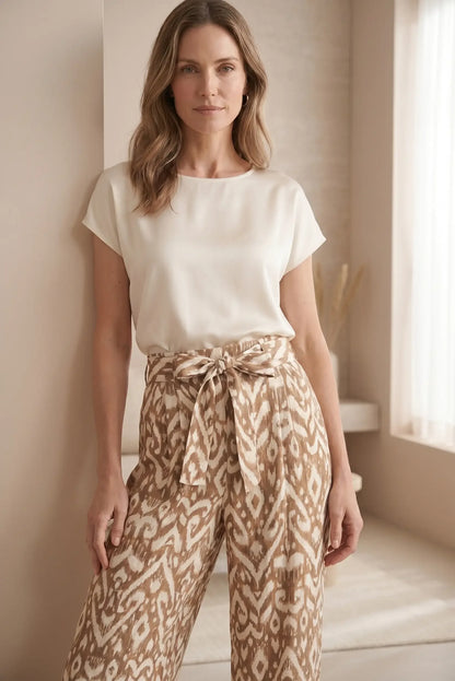 Pantalones anchos estampados con lazo, camiseta blanca, moda femenina casual y cómoda