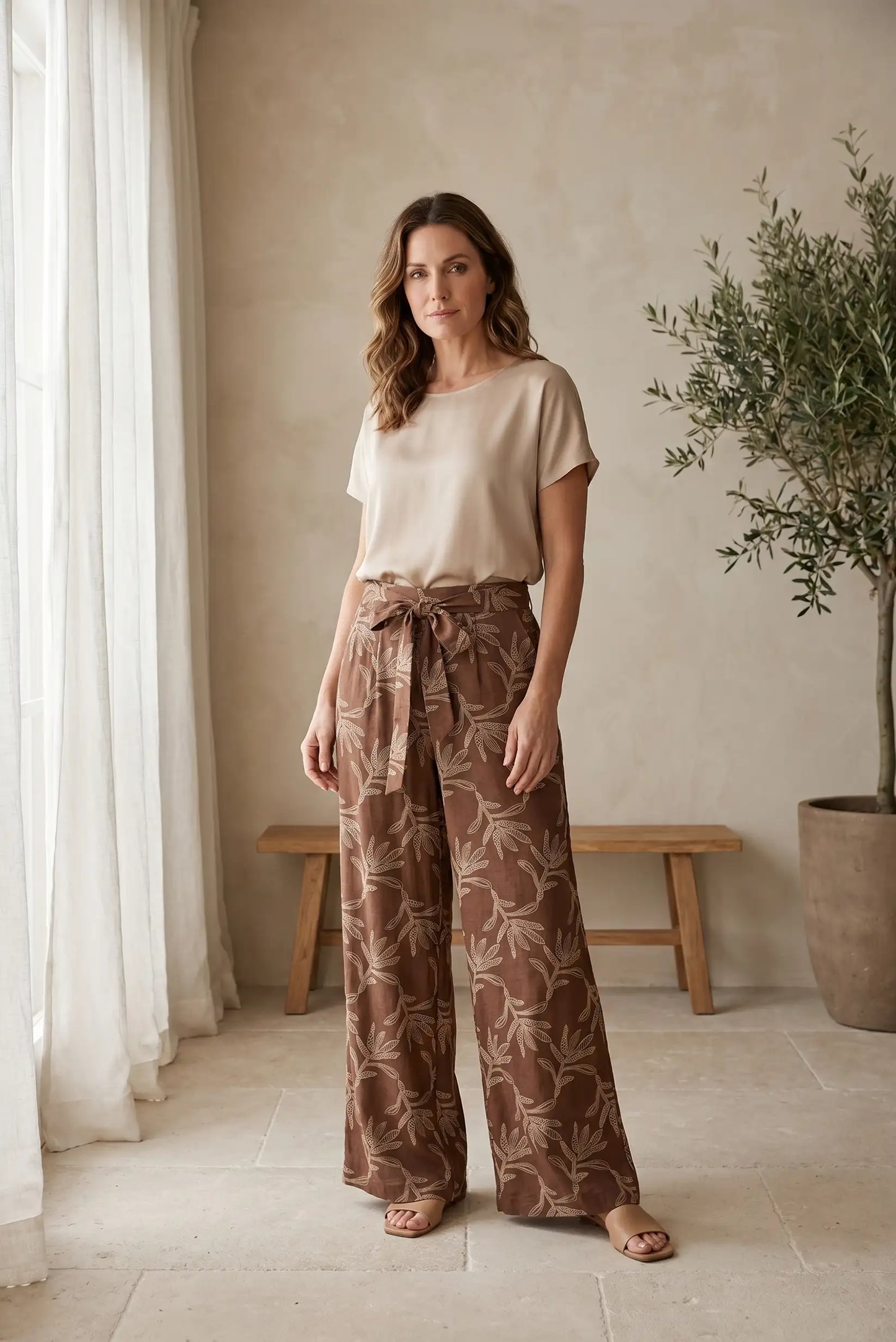 Pantalones anchos estampados con cinturón, camiseta casual y sandalias, look cómodo y estiloso para mujer