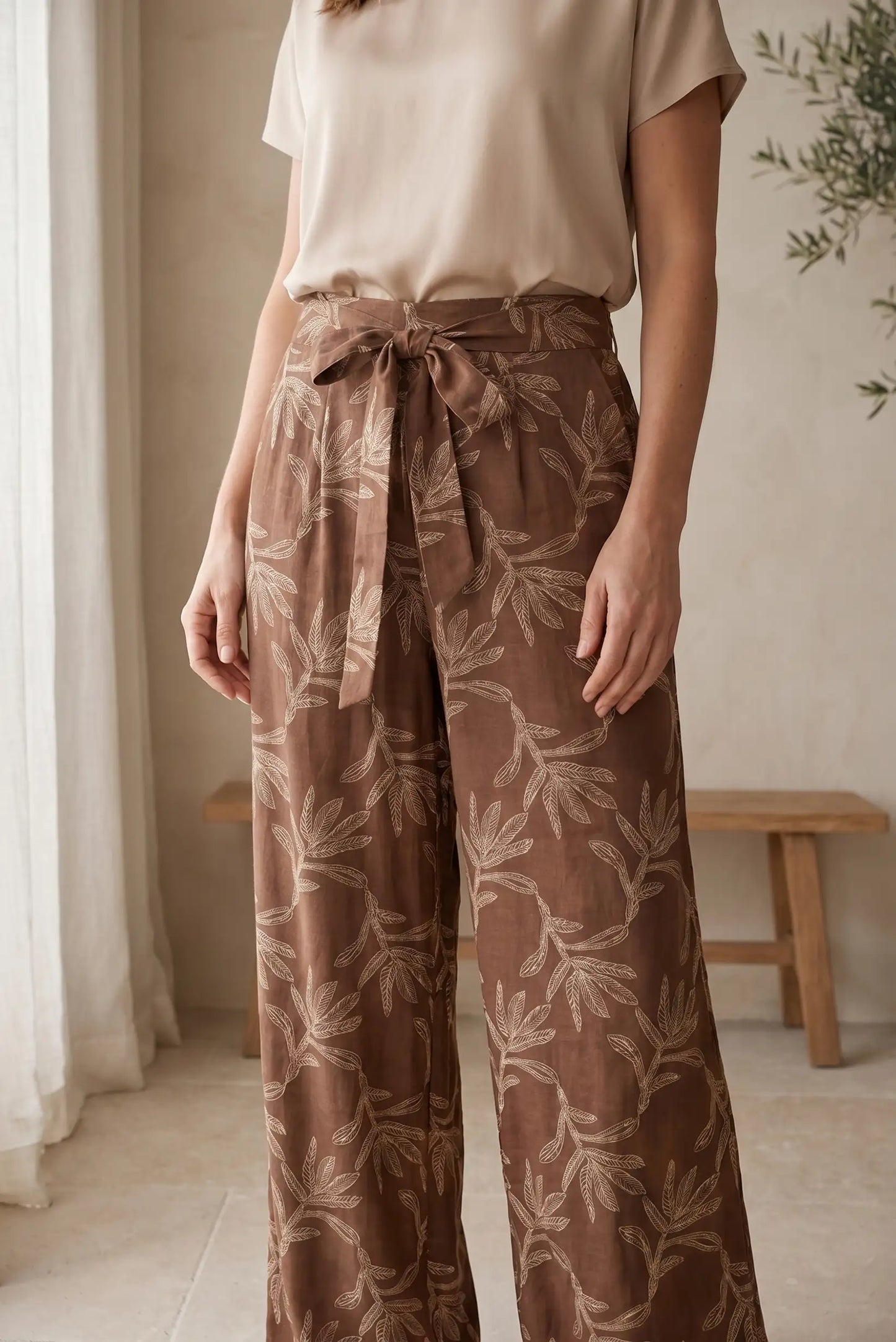 Pantalones anchos marrones con estampado de hojas y cinturón, ideales para looks casuales y estilosos