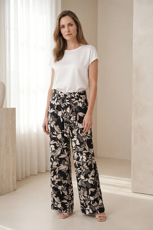 Pantalones anchos estampados florales con top blanco, moda casual femenina cómoda y estilosa