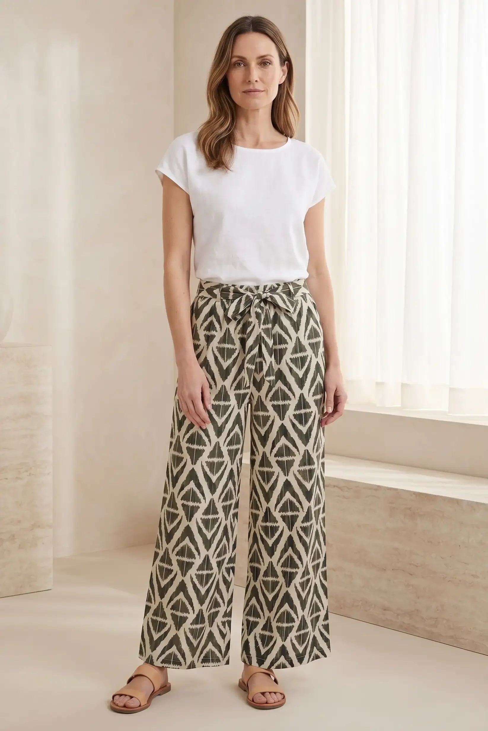 Pantalones anchos estampados con cinturón, camiseta blanca y sandalias, moda casual femenina cómoda y estilosa