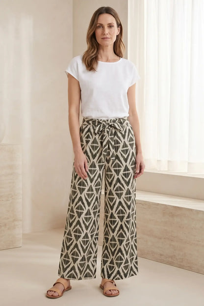Pantalones anchos estampados con cinturón, camiseta blanca y sandalias, moda casual femenina cómoda y estilosa