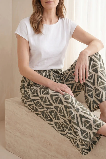 Mujer con camiseta blanca y pantalón ancho estampado geométrico, moda casual cómoda y estilosa