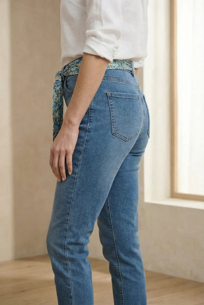 Pantalón jeans vaquero azul mujer con cinturón estampado floral, moda casual primavera