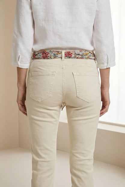 Pantalón vaquero mujer blanco con cinturón floral, vista trasera, moda casual