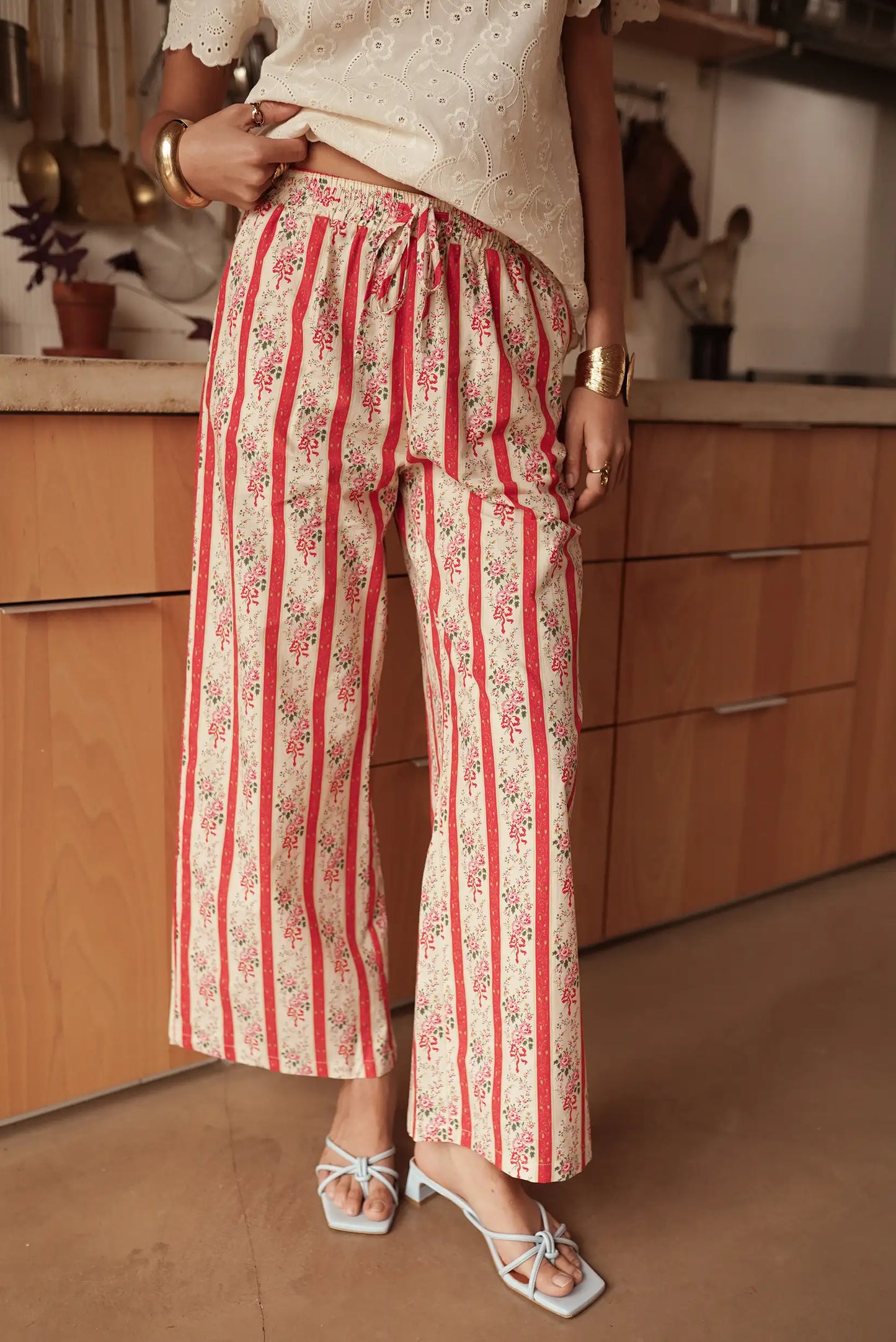 Pantalón largo fluido de mujer con rayas rojas y flores, look casual primavera