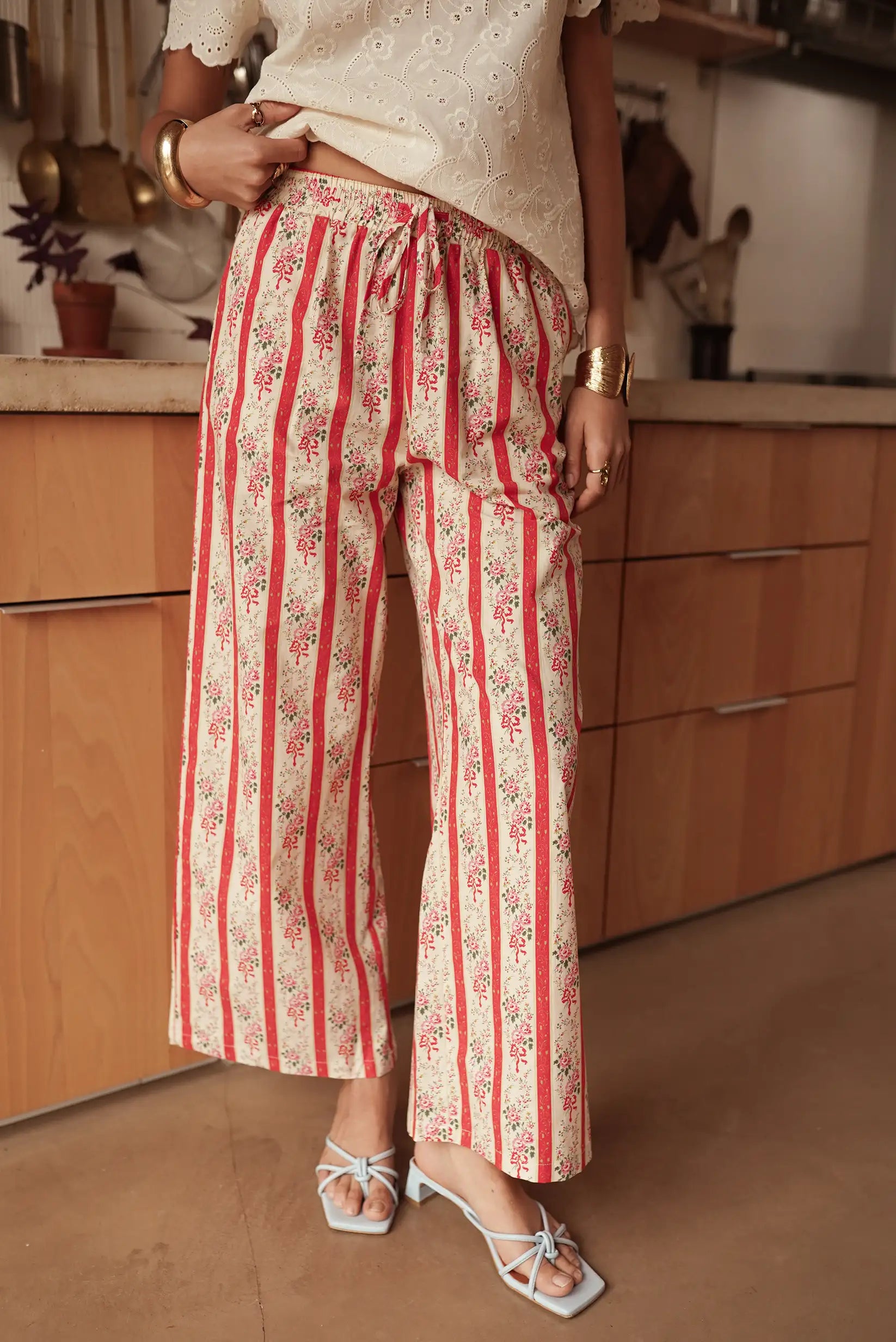 Pantalón largo fluido de mujer con rayas rojas y flores, look casual primavera