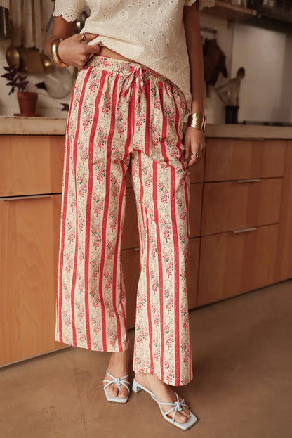 Pantalón largo fluido de mujer con rayas rojas y flores, look casual primavera