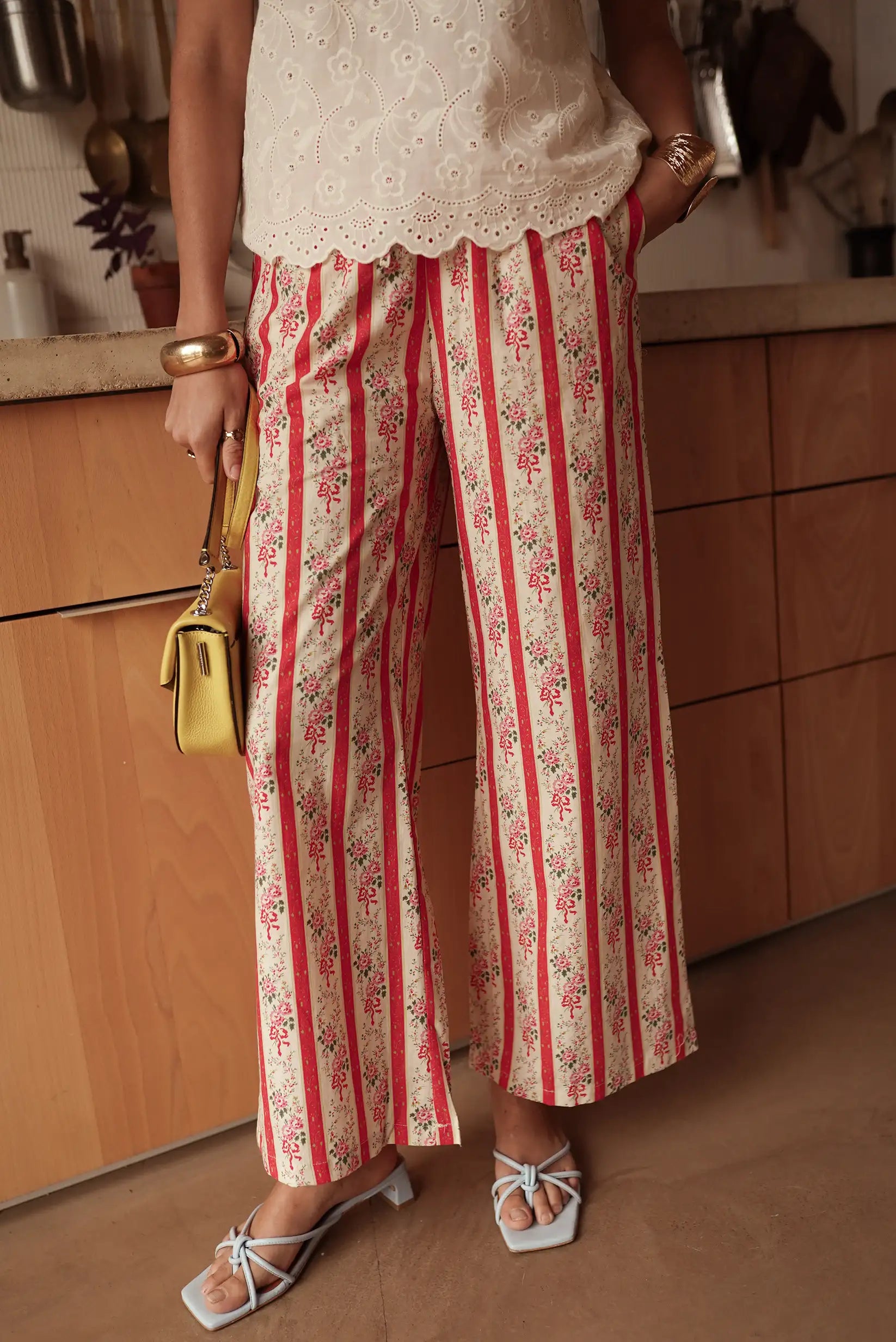 Pantalón largo fluido mujer rojo flores primavera, rayas verticales y estampado floral.