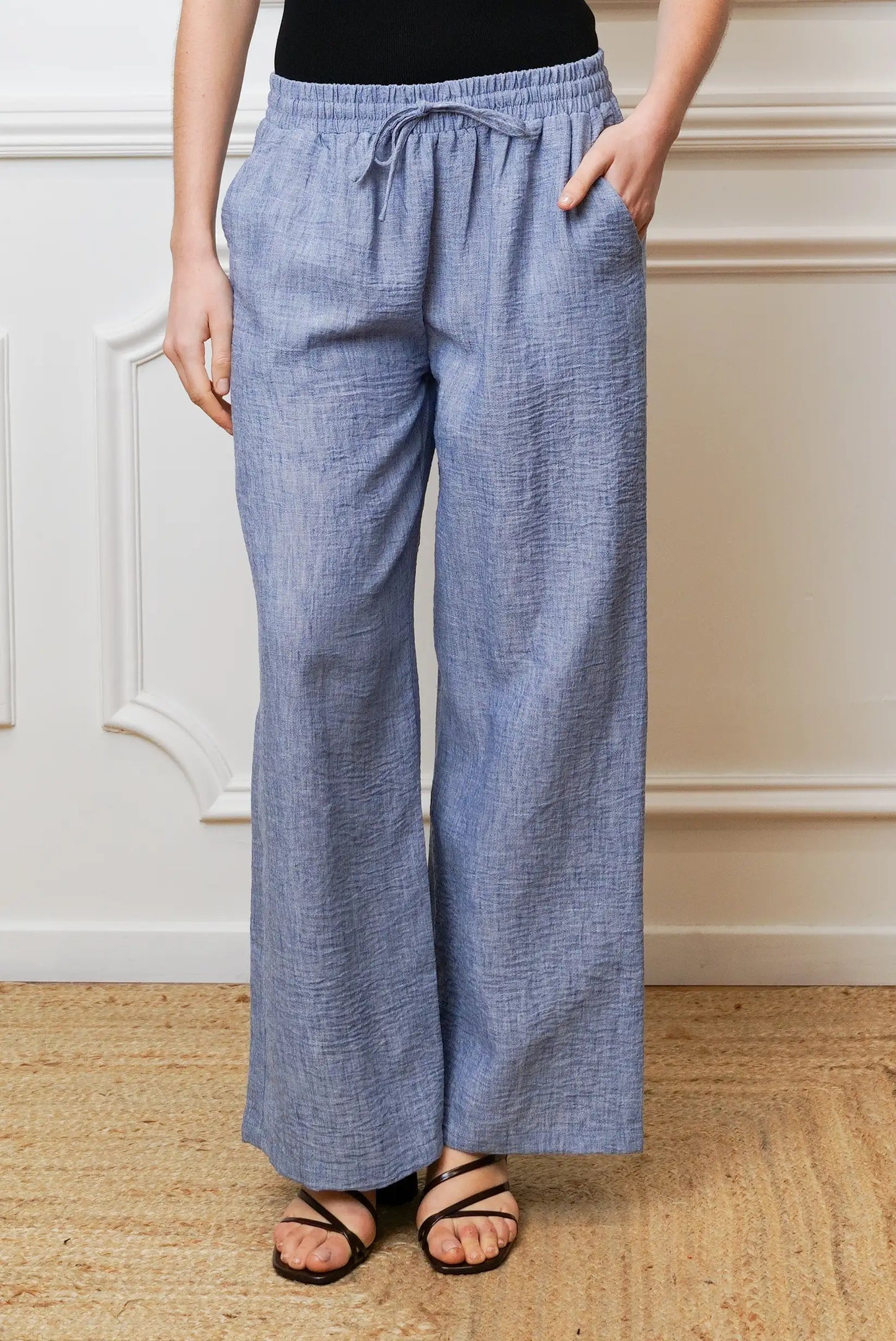 Pantalón largo mujer azul claro, corte ancho, tela ligera, ideal primavera verano