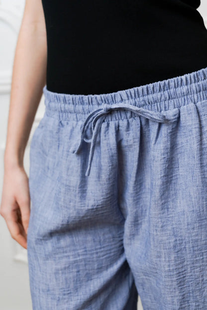 Pantalón largo azul mujer de lino, cintura elástica y lazo, estilo casual primavera.