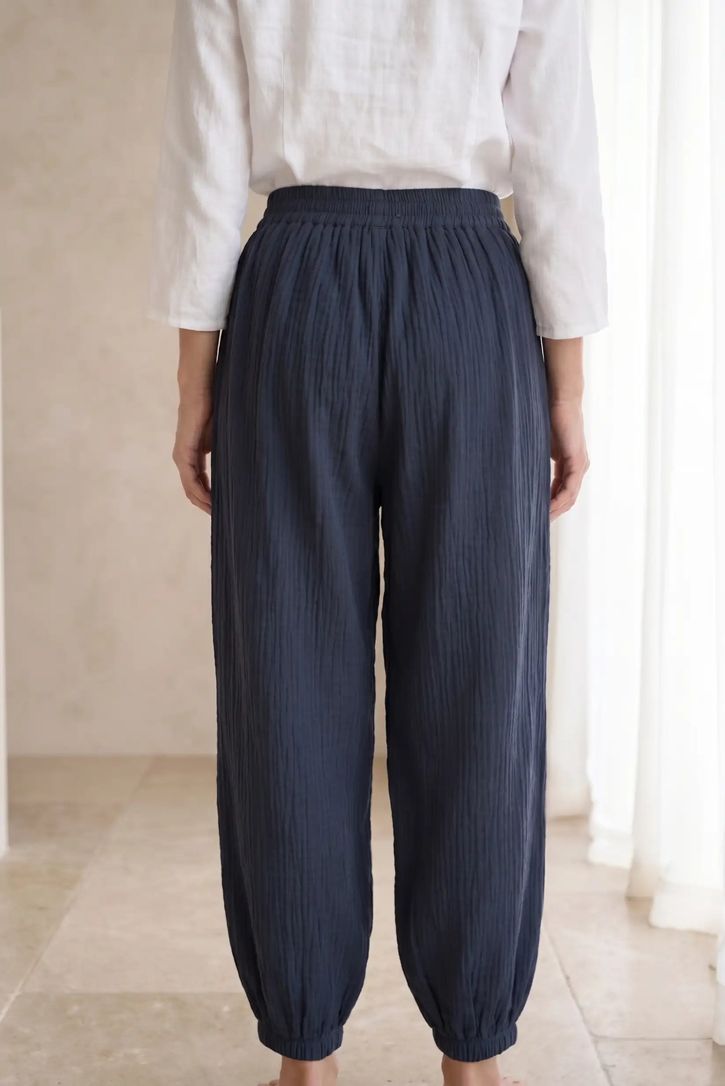 Pantalón largo bombacho mujer azul marino, tela ligera, vista trasera