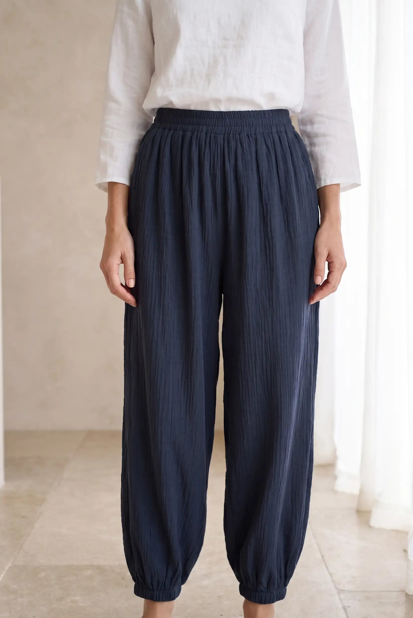 Pantalón bombacho mujer azul marino de tiro alto, goma en cintura y tobillos, estilo casual.