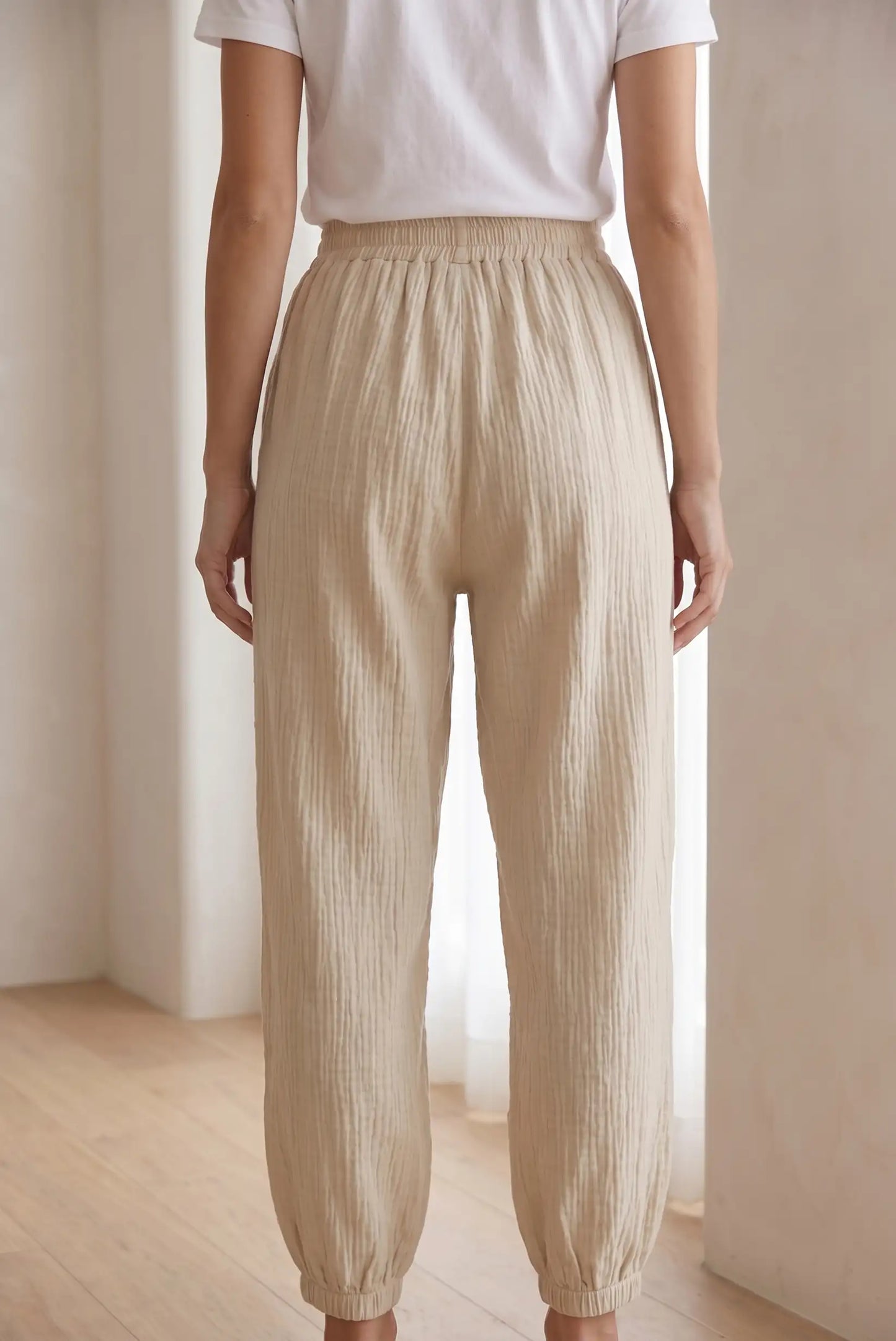 Pantalón largo bombacho mujer beige, tiro alto y textura ligera, vista trasera