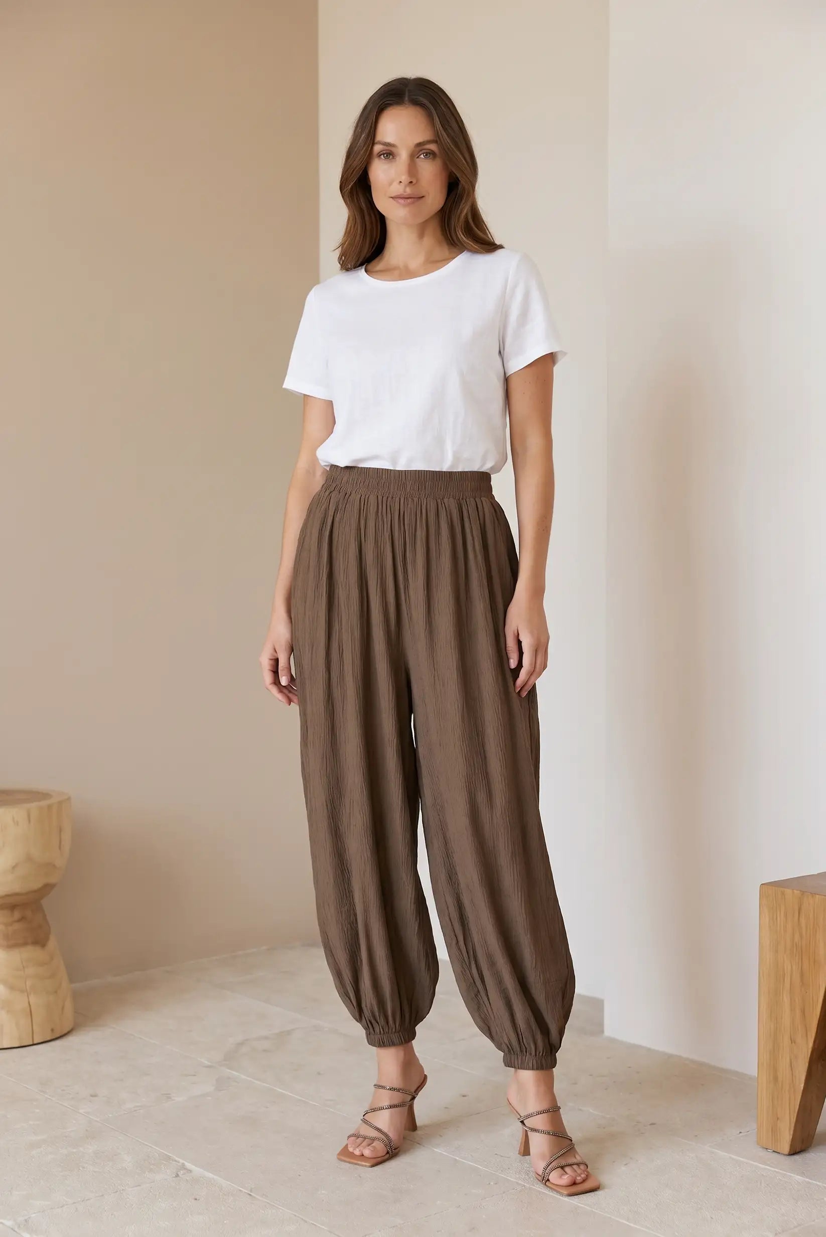 Mujer con pantalón bombacho marrón chocolate y camiseta blanca casual, moda femenina cómoda