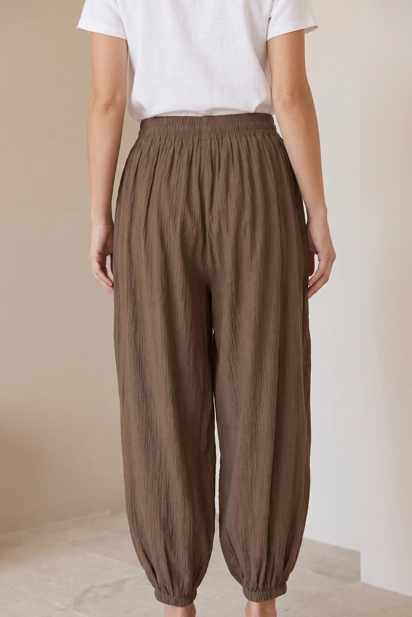 Pantalón bombacho mujer marrón chocolate, tiro alto y puños elásticos, estilo casual