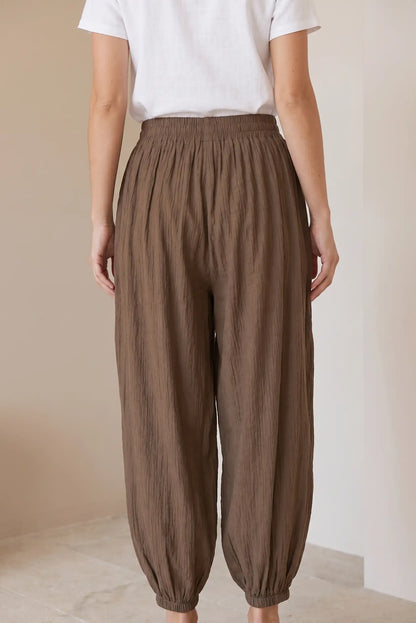 Pantalón bombacho mujer marrón chocolate, tiro alto y puños elásticos, estilo casual