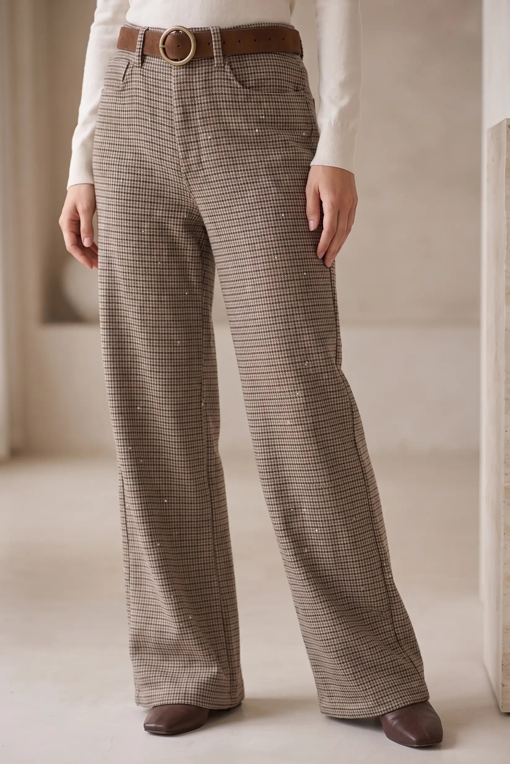 Pantalones anchos de cuadros marrón con cinturón coordinado y zapatos marrones