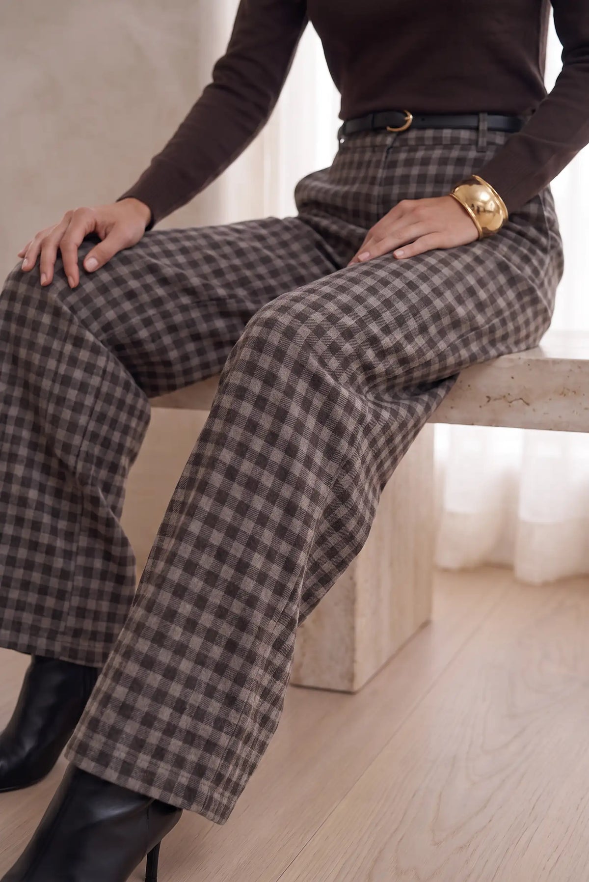 Mujer vistiendo pantalón largo de cuadros en gris y marrón de CHICA del Sur